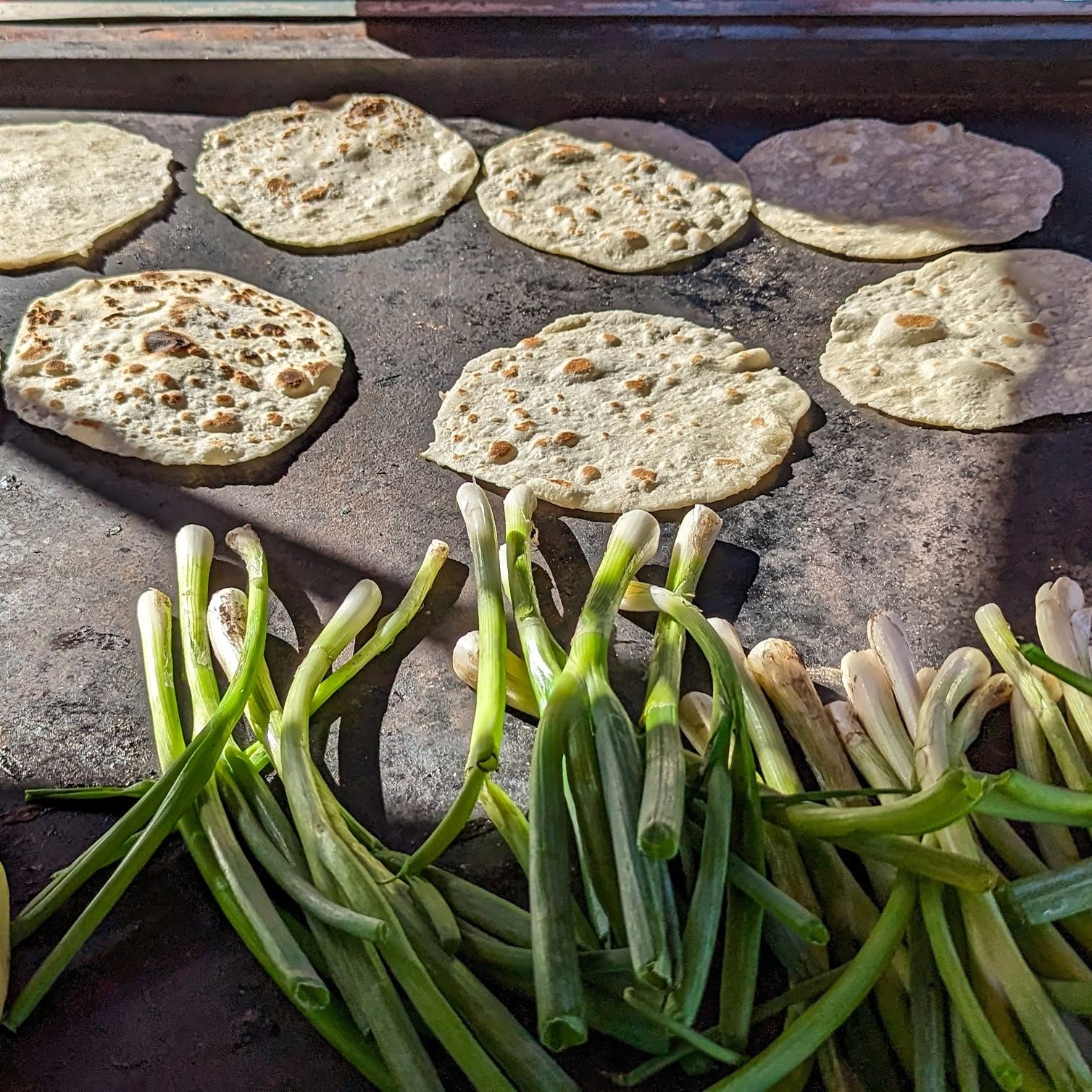 Cebollitas y tortillas al comal