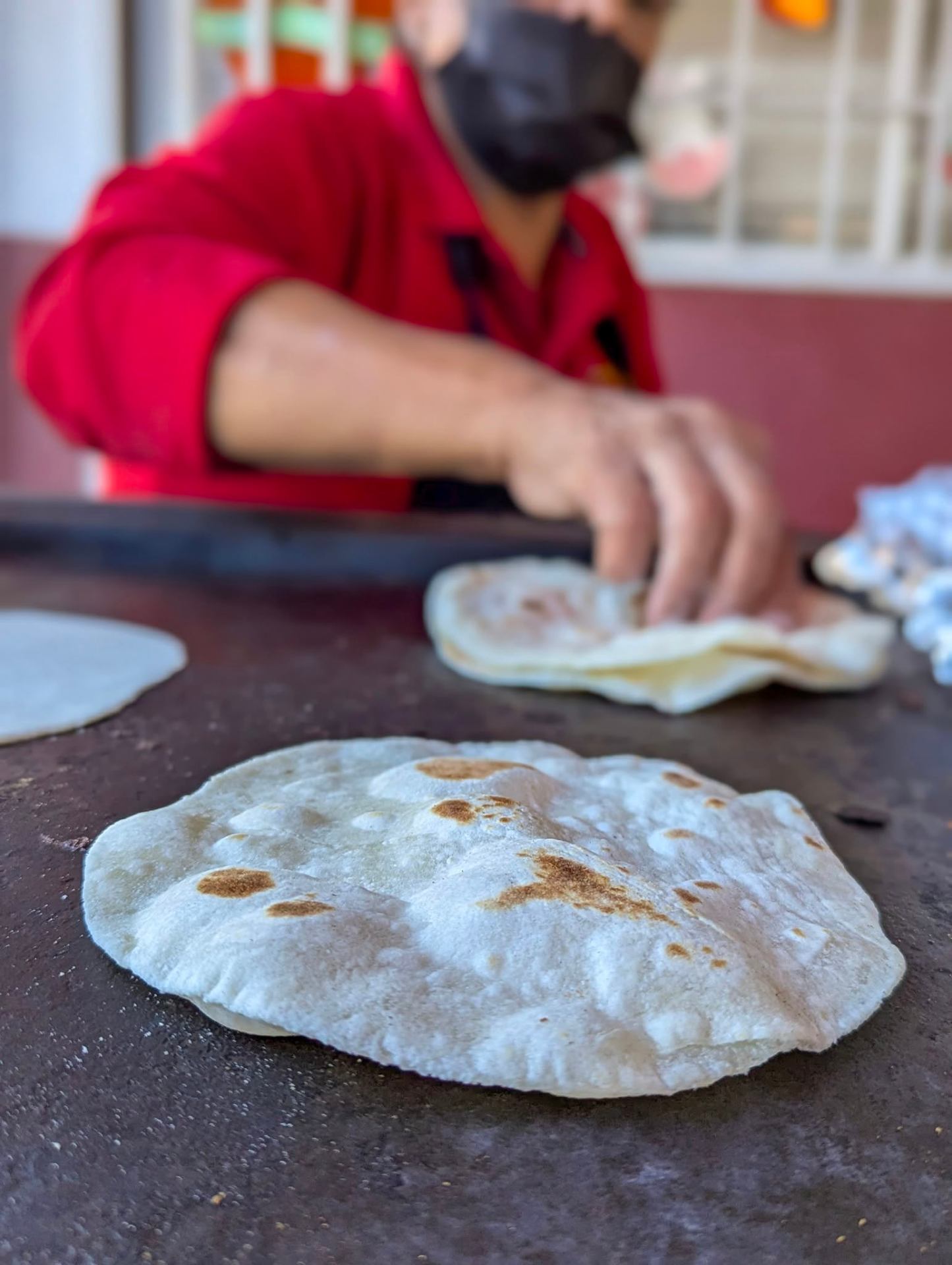 Tortillas hechas a mano sobre el comal